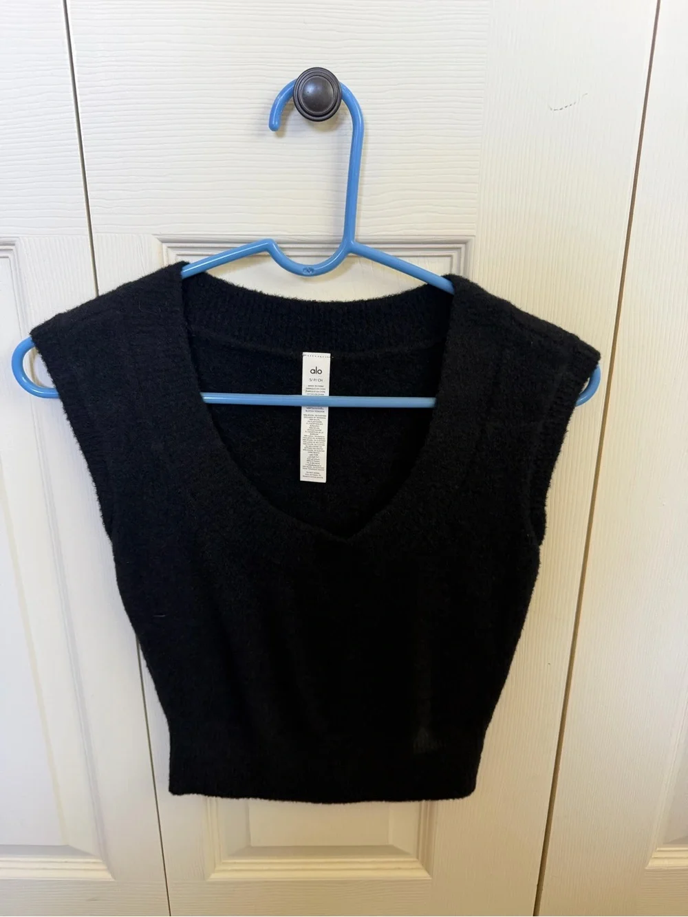 ALO Yoga Black V-Neck Cropped Sweater Tank